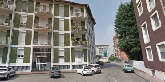 Vendesi ampio alloggio a Vercelli, con piano mansardato