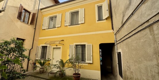 Vendesi casa indipendente in centro storico a Vercelli