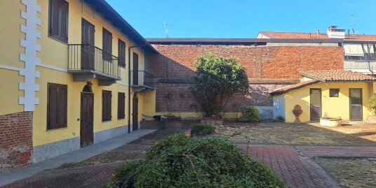 Vendesi a Santhià – Vercelli – abitazione totalmente indipendente con cortile privato